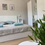 Otthon A Balatonon Vendeghaz Case de vacanță *
