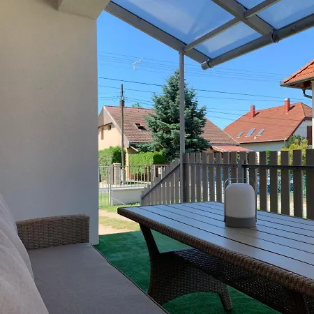 Otthon A Balatonon Vendeghaz بيت للعطل كيستاي