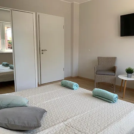Otthon A Balatonon Vendeghaz بيت للعطل *