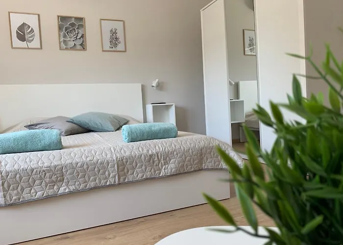 Otthon A Balatonon Vendeghaz 度假居 *