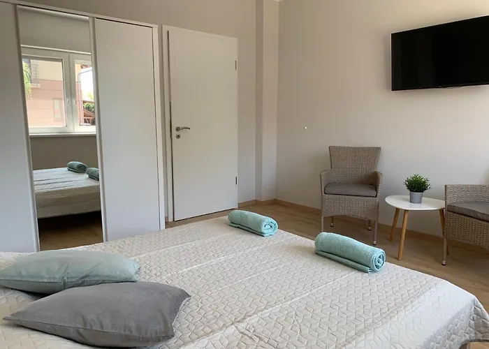 Otthon A Balatonon Vendeghaz 度假居 *