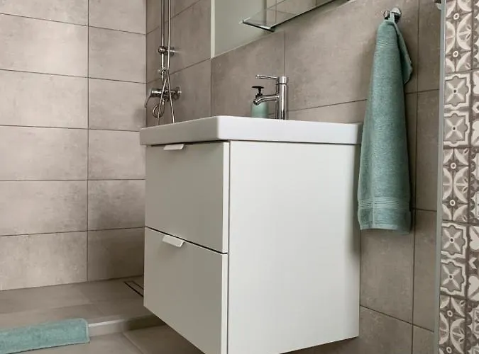 Otthon A Balatonon Vendeghaz 度假居 *