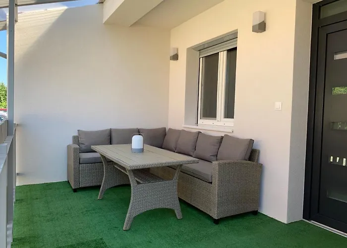 Otthon A Balatonon Vendeghaz 度假居 *